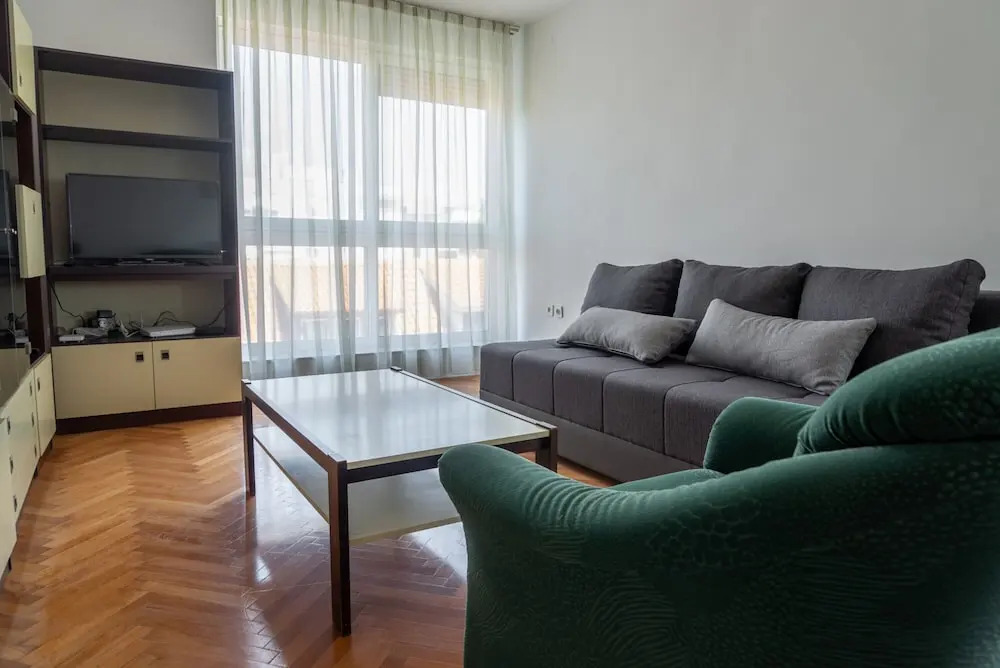 Spacious apt few min Walk to old Town and Beach