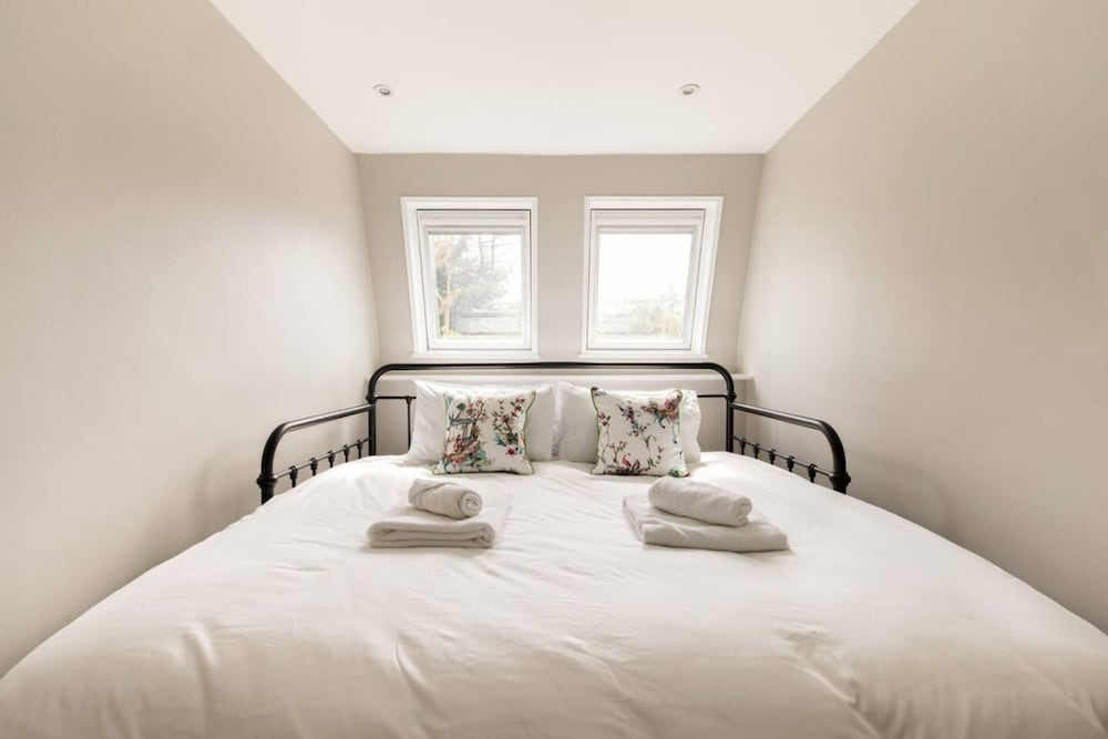 The Thames Embrace 3 BR & Garden House