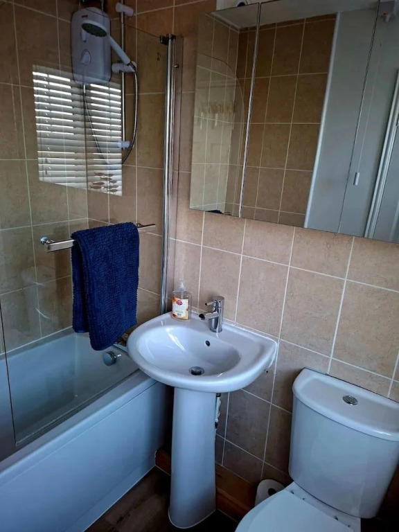 2-br, Sleeps 4 Near Beach w Garden, Parking & Pets