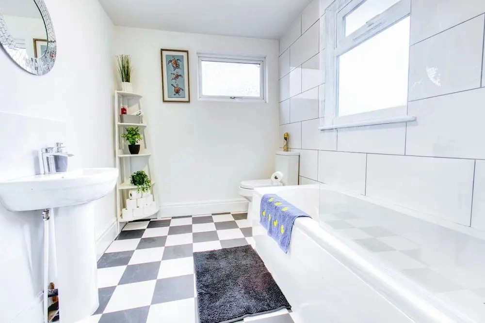 Modern 3-bed Home Sleeps 6 With Parking Fast Wifi Perfect for Contractors Long Stays