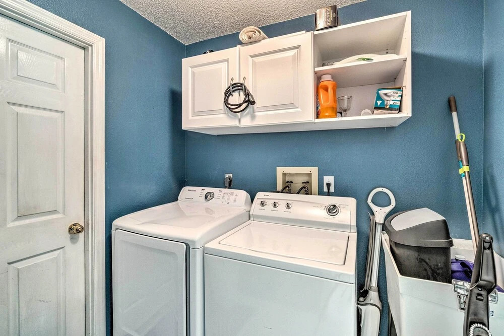 4 Mi to Beaches: Home w/ Lanai & Yard in Venice!