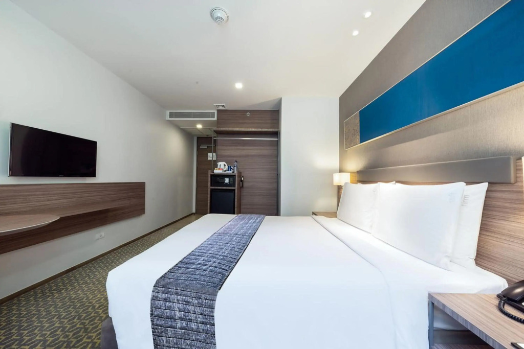 Отель Holiday Inn Express Bangkok Sathorn
