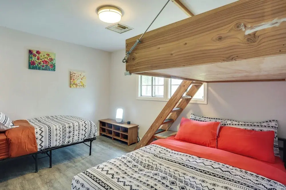 2 Mi to Cal State Long Beach: Bungalow w/ Hot Tub!