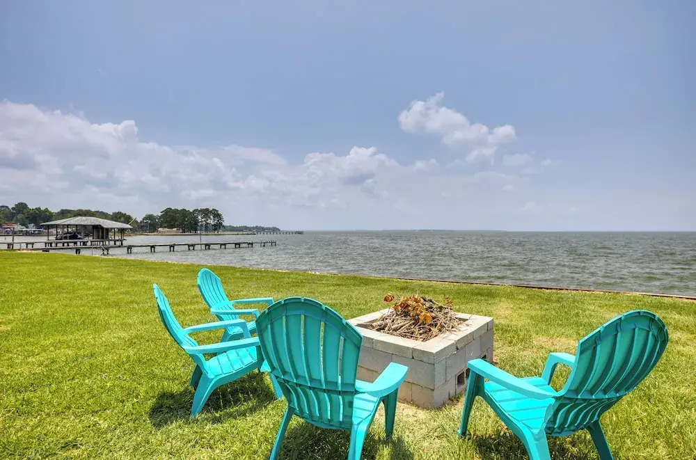 Lakefront Onalaska Home w/ Screened-in Porch!