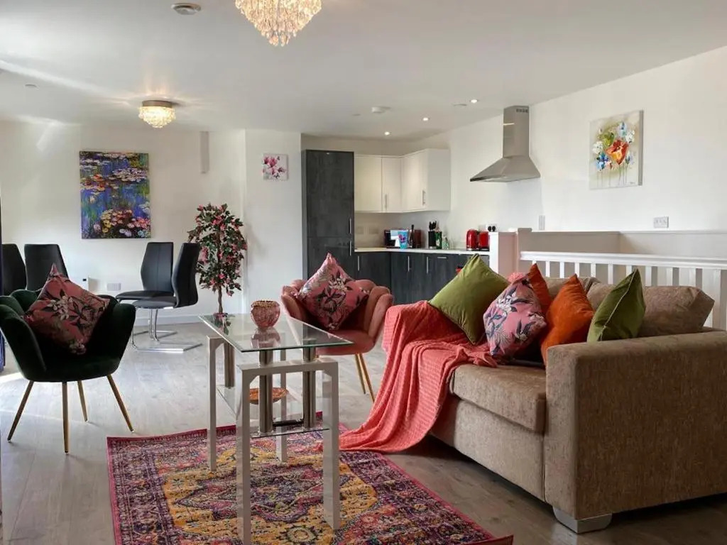 Central 2 bed Newly built DUPLEX Penthouse with FREE Gated, On-site Parking, Lift access, Self Check-in, SUPER Fast WIFI, TWO City view Terraces & Sleeps 6