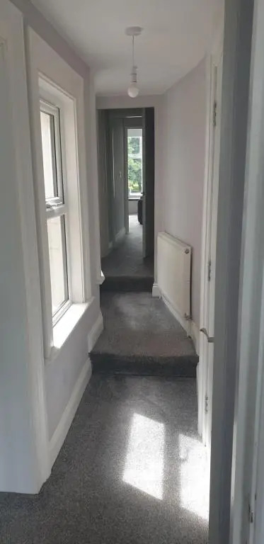 Modern 2 bed apartment with parking
