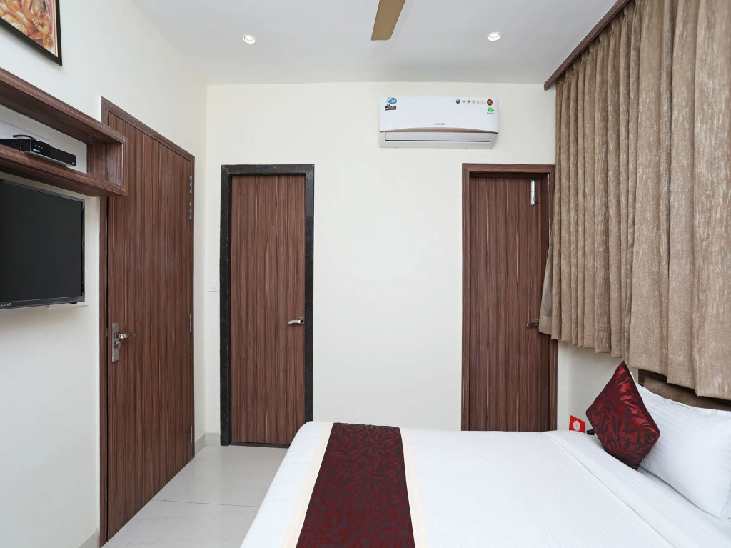 OYO 10326 Hotel The Indra INN