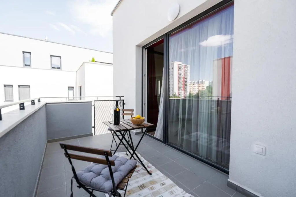 Private 5 star - Stylish - 3 room flat with secured in-door Pkg