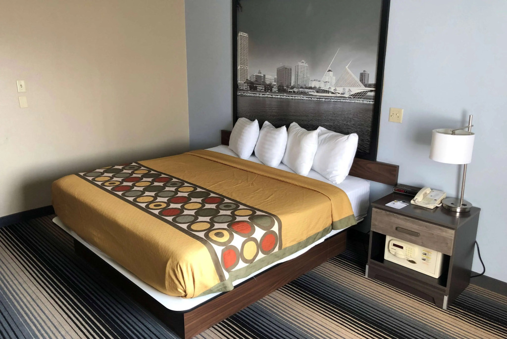 Super 8 by Wyndham Milwaukee Airport