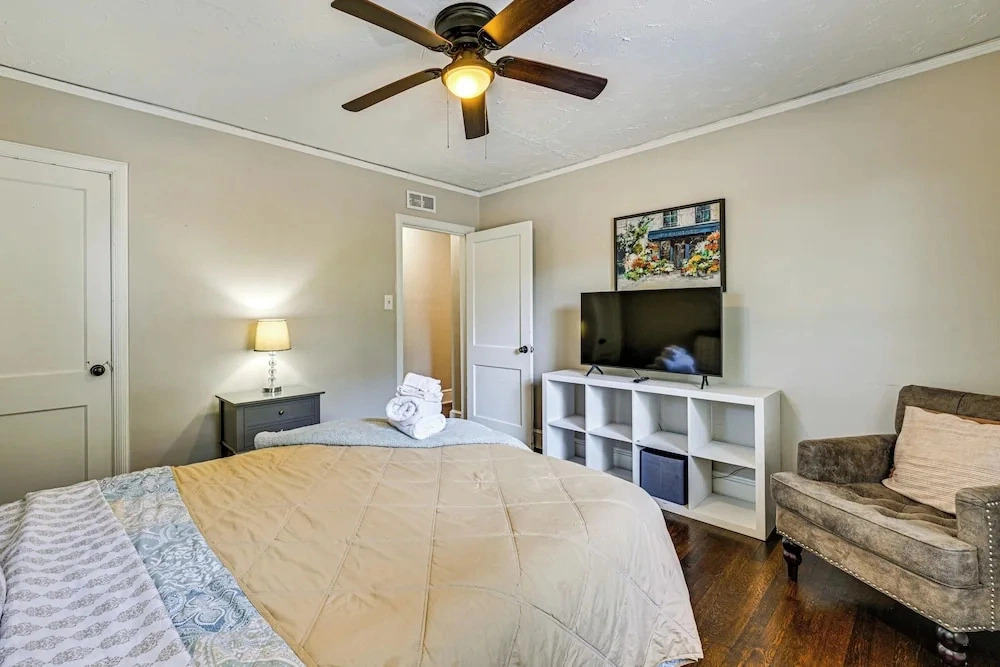 Charlotte Home 2 Mi to Center City: Free Parking