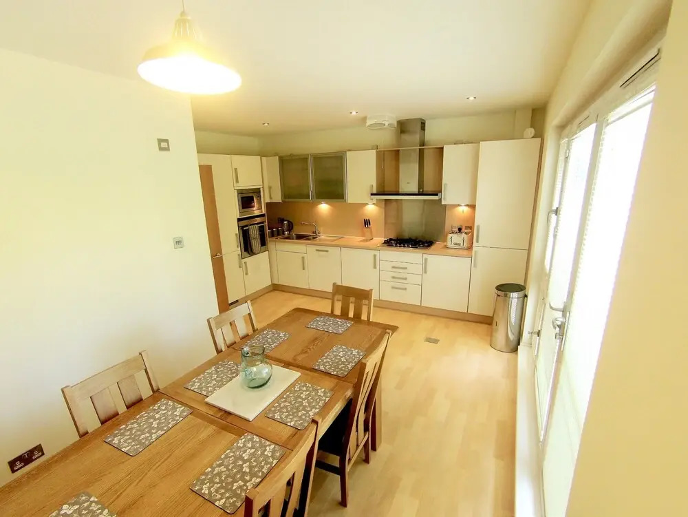 Charming 4 Bedroom Apartment by Royal Botanic Garden