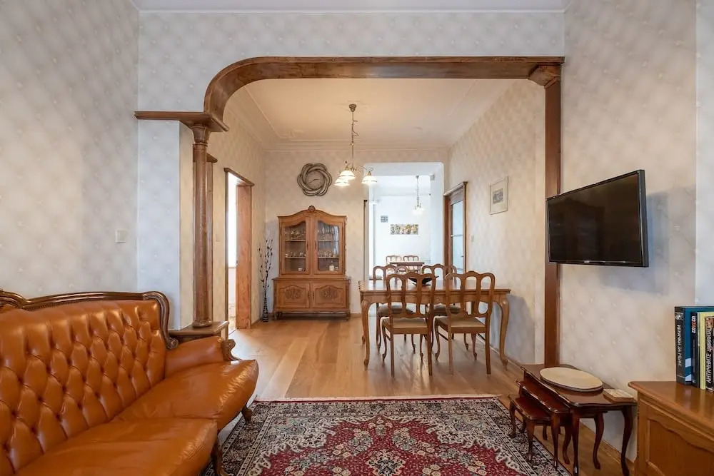FM Deluxe 2-BDR Apartment - Artilcious