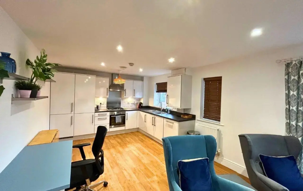 Bracknell Stylish 2 Bedroom Top Floor Apartment