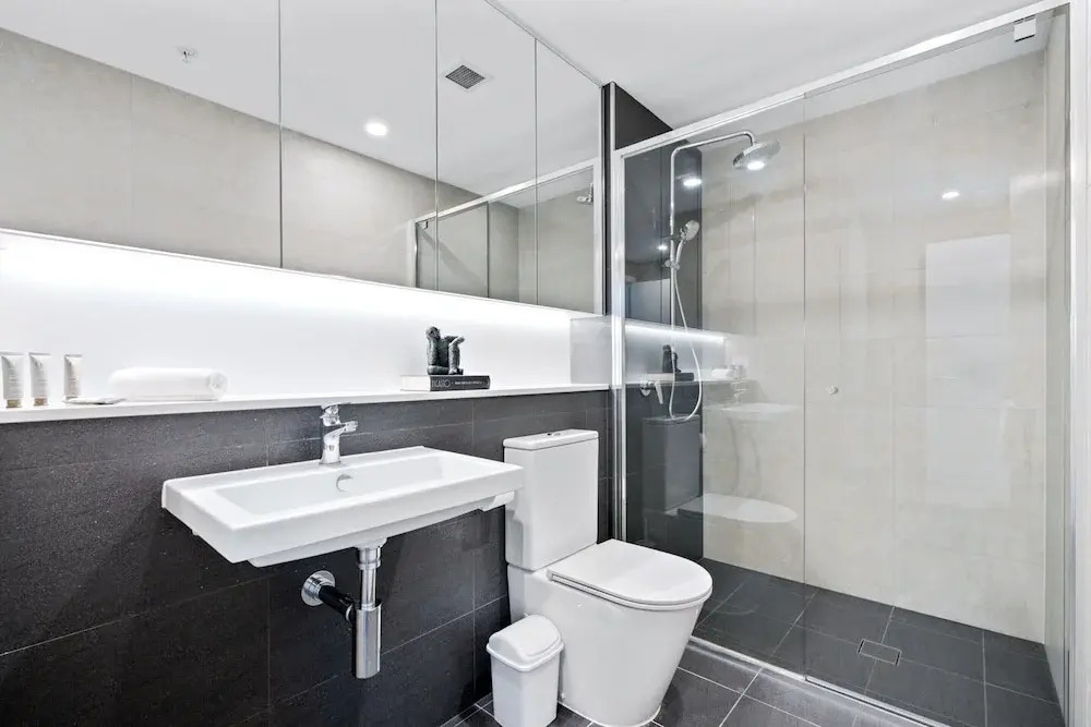 CBD High-rise 1-bed With Pool, Gym & Views