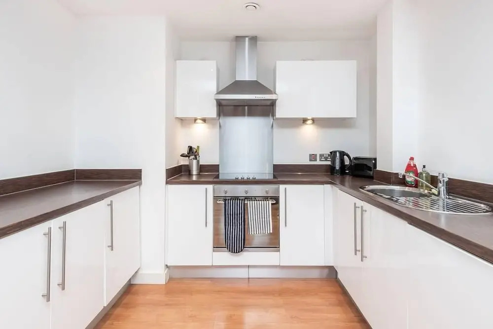 Stunning 2BR Waterside Apartment Close to Station