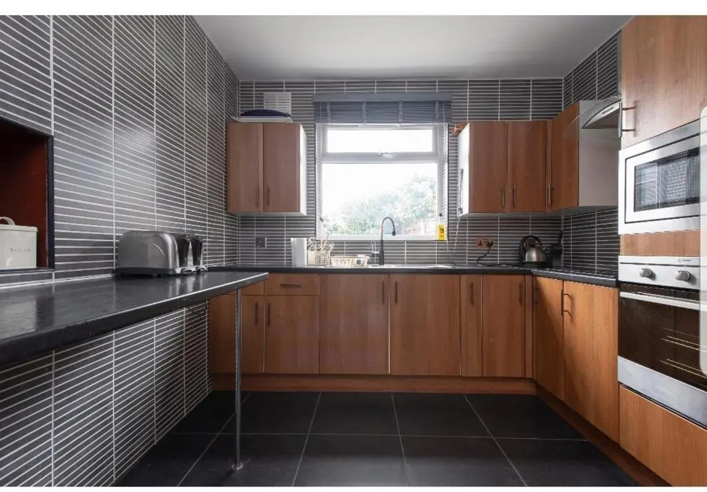 Spacious Bungalow in Romford with parking