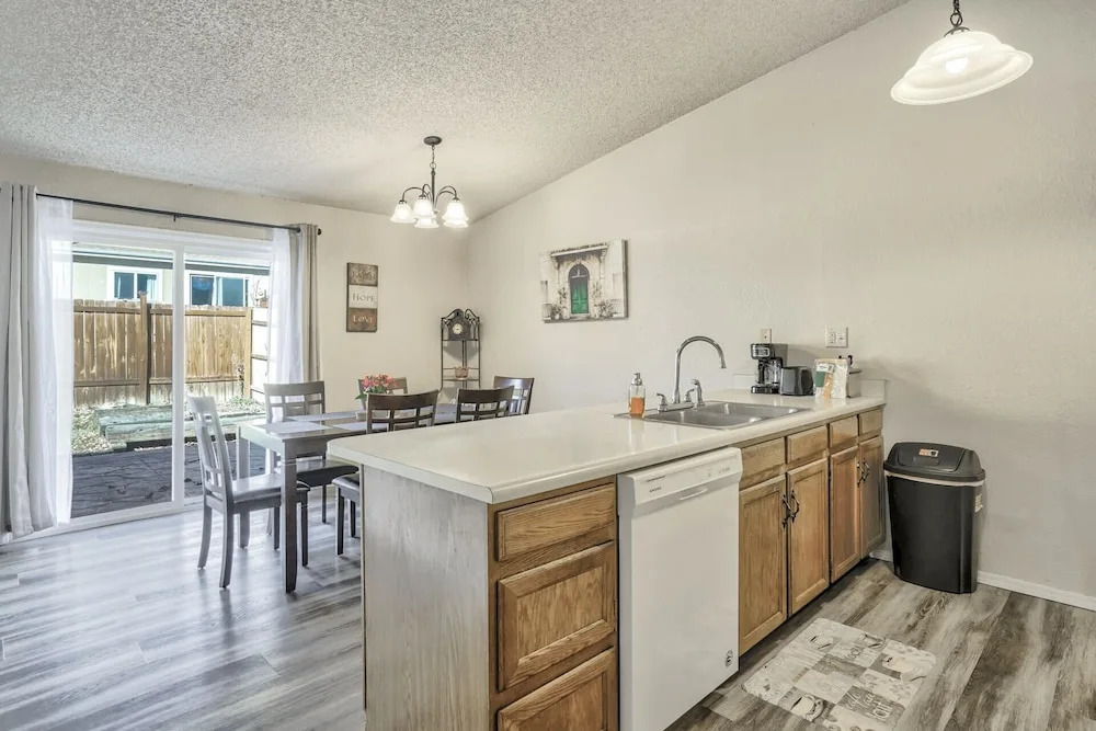 3bddog-friendlynear Shopping & Restaurants