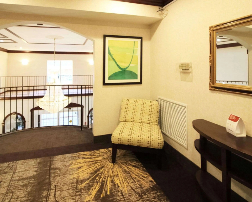 Comfort Suites Near University