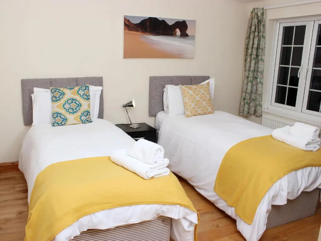 3 Bedroom House For Contractors By Beds Away Short Lets & Serviced Accommodation Oxford With Free Parking for 2 Cars