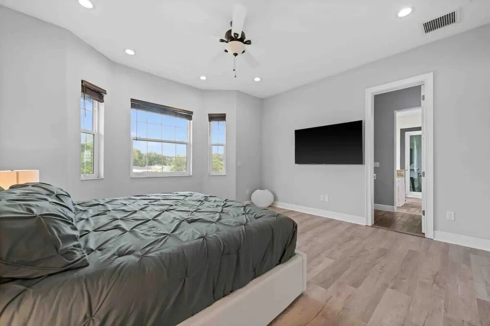 My Kind Of Town 5 Bedroom Home by Redawning