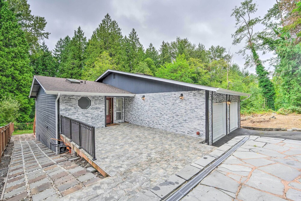 Shoreline Home w/ Deck ~ 14 Mi to Downtown Seattle