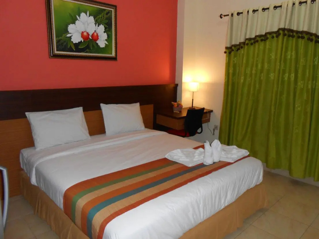 Pineapple Mansion Solo Mitra RedDoorz near RS JIH Solo