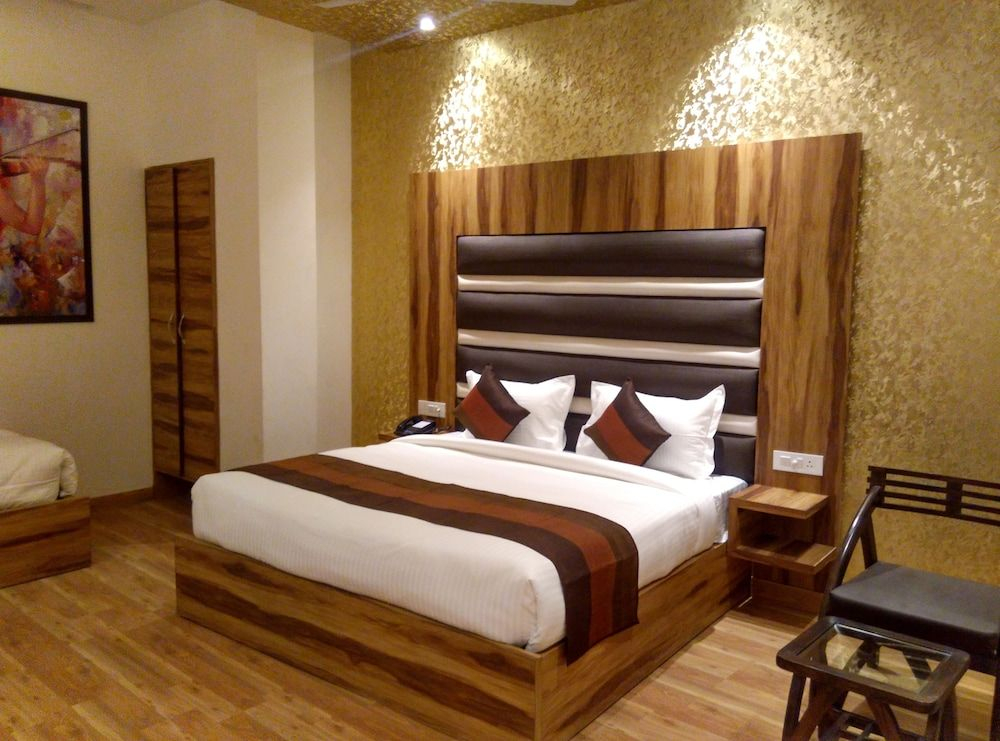 Sallow Royal Suites by Dew Drop