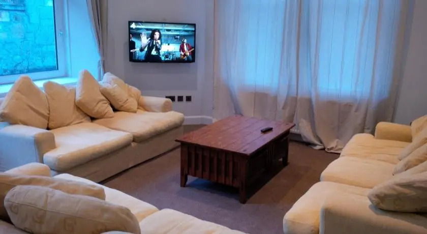 Spacious Holiday let midway between Edinburgh and Glasgow with three shower rooms