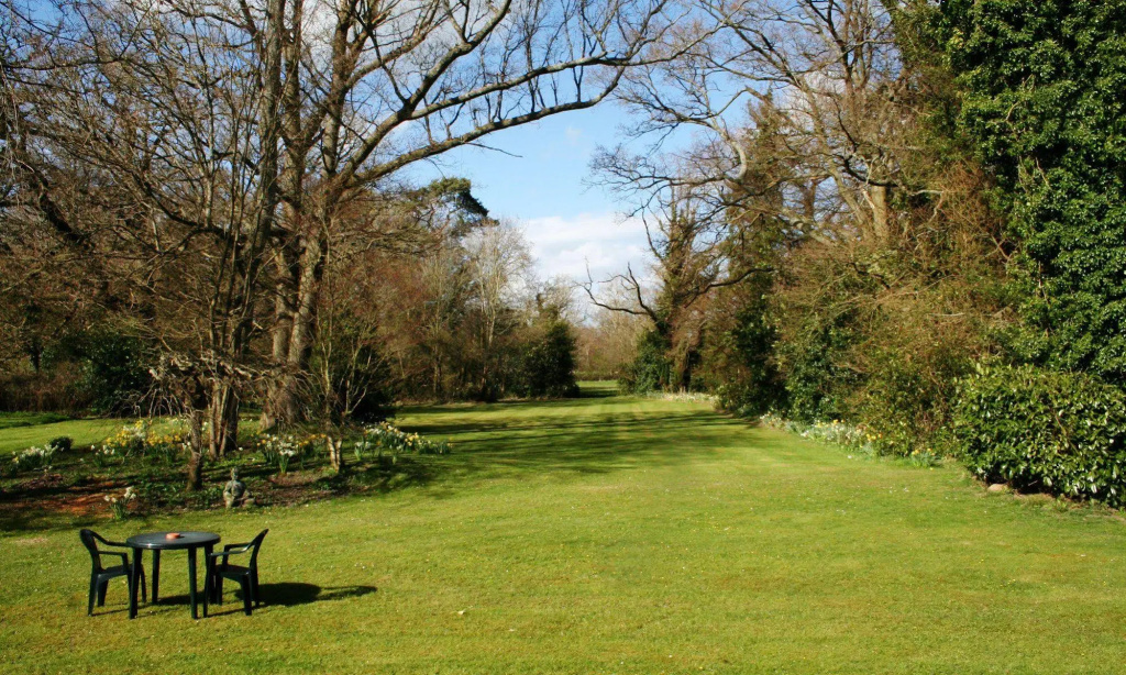 Trivelles Waterhall Country Gatwick Hotel & airport parking