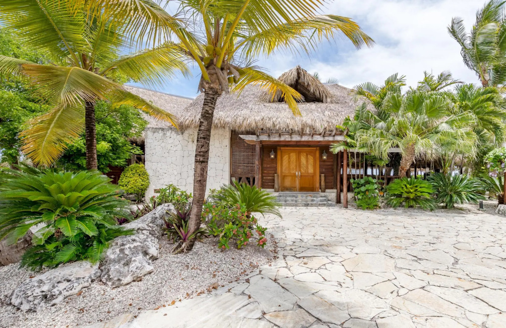 Spectacular 7.500 sq. ft. villa in Cap Cana for rent – Access to Eden Roc Beach Club, pool, chef, butler, maid