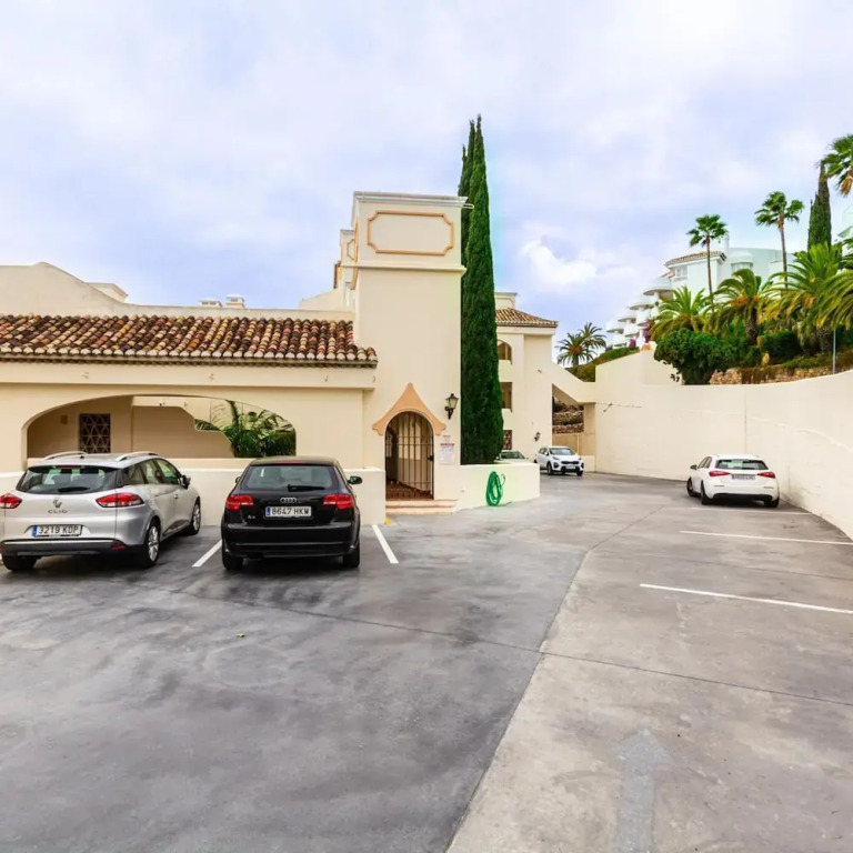 Calahonda Elegance With Pool And Sea View