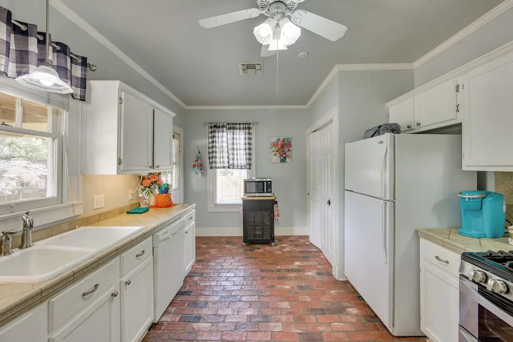 The Pink Azalea - Tyler Home w/ Yard + Patio