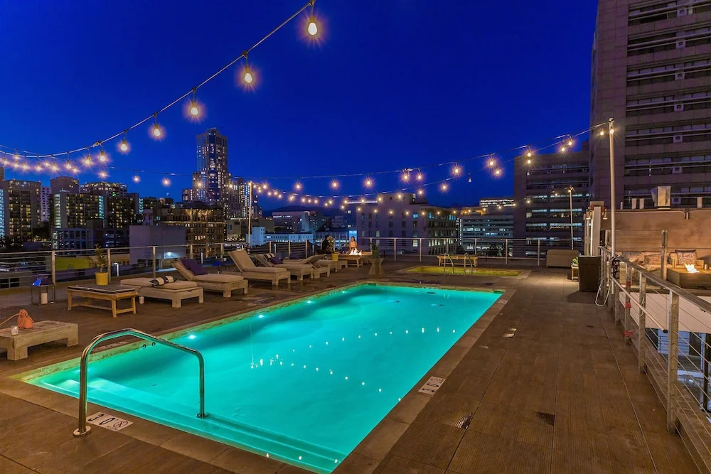 Stylish XL 2br/2ba At HWH by Oneluxstay