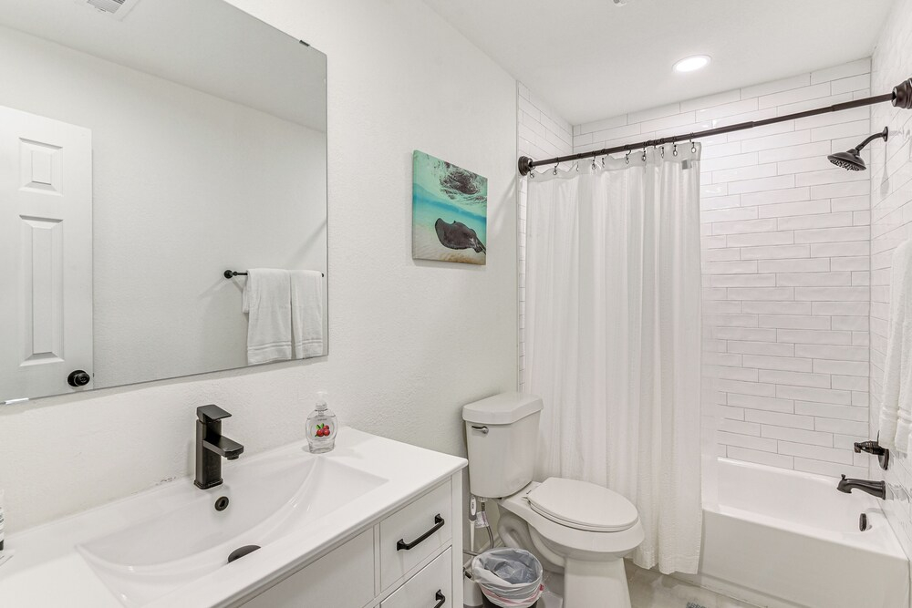 3 Mi to Pleasure Pier: Family Retreat Near Beaches