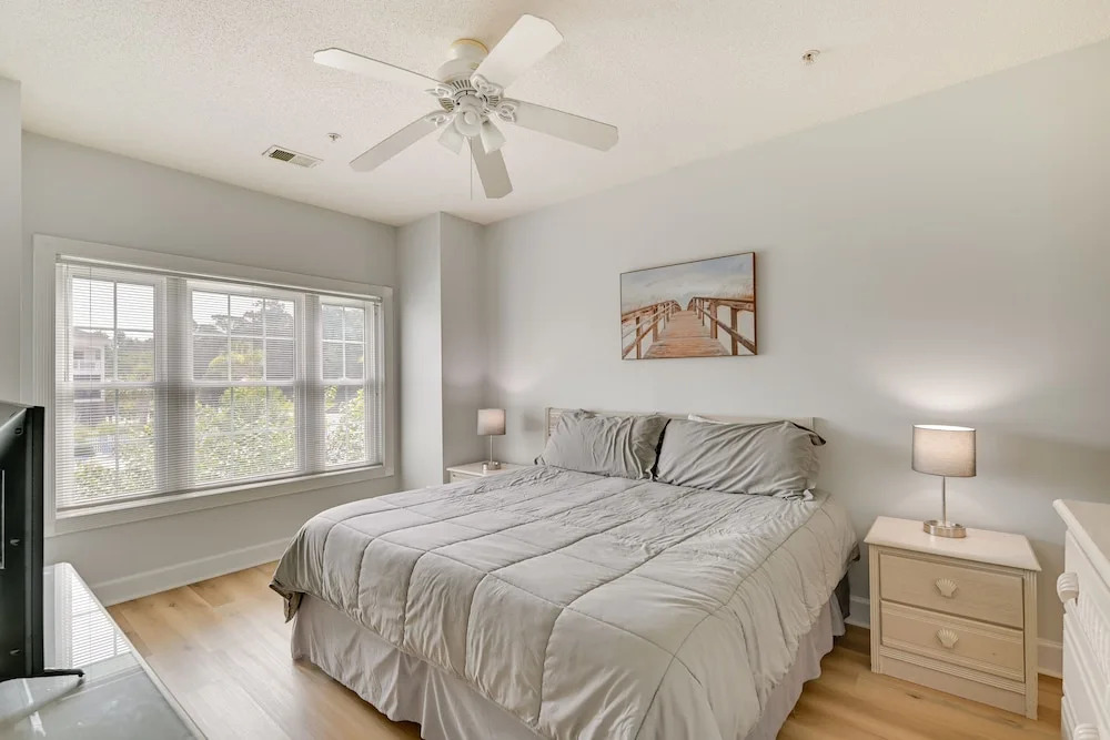 Myrtle Beach Condo: Community Pool & Golf Course!