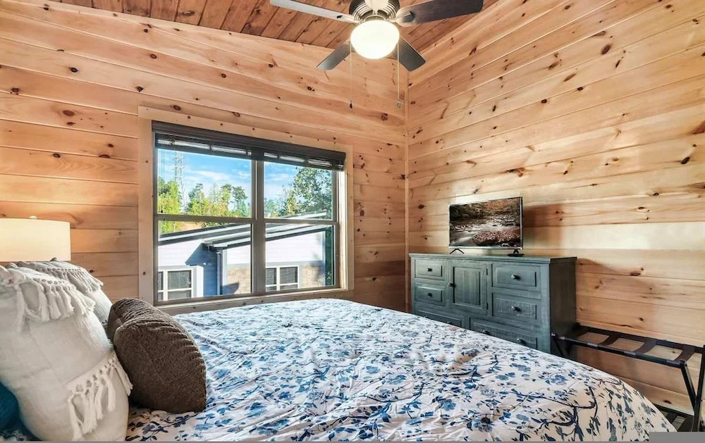 Modern 5 Bedroom Cabin Close-dollywood Game Room