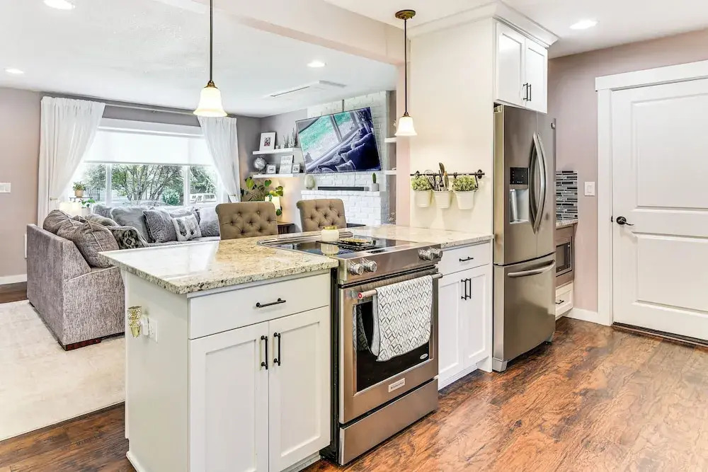 7 Mi to Vancouver Waterfront: Sleek Home w/ Yard!