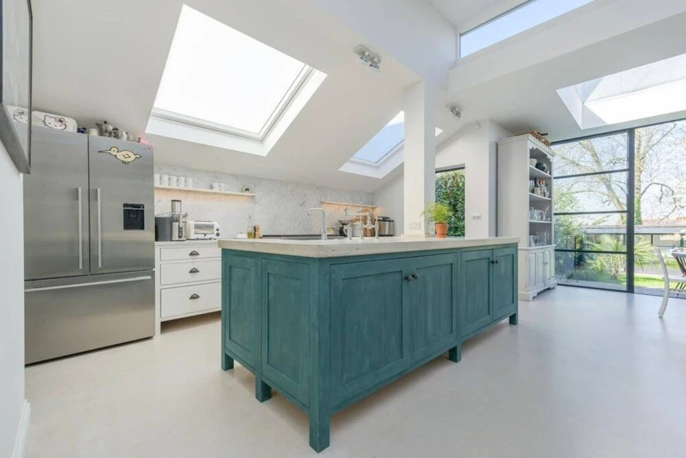 Spacious 5 Bedroom Home With Parking