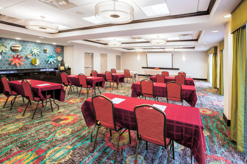 Holiday Inn Express & Suites Eureka by IHG