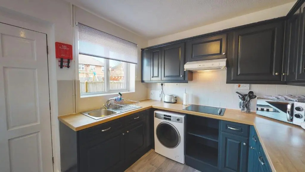 Stunning 3-Bed house in Chester by 53 Degrees Property, ideal for Contractors & Families, FREE Parking - Sleeps 7