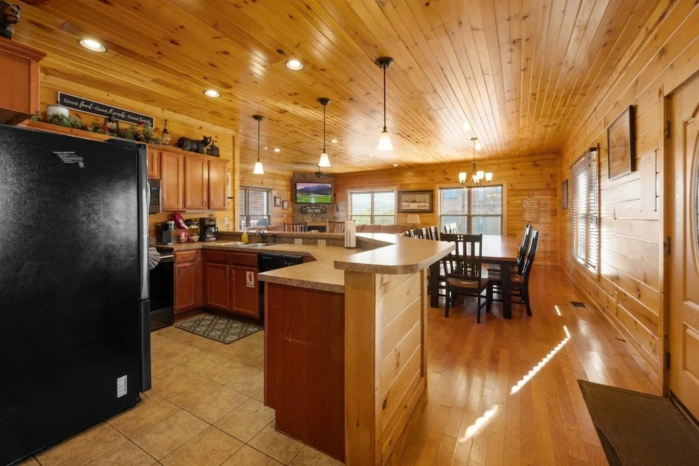 Gatlinburg Mountain Lodge 5 Bedroom Cabin