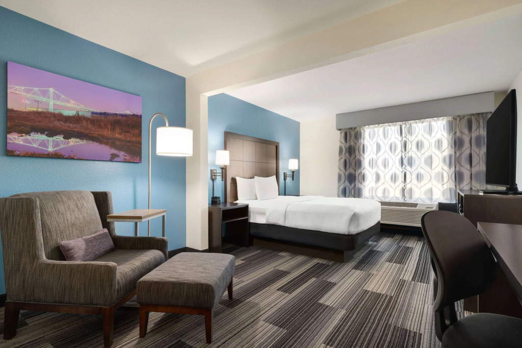 La Quinta Inn & Suites by Wyndham Springfield Airport Rte 66