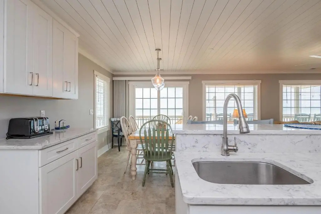 Dip Inn by Oak Island Accommodations