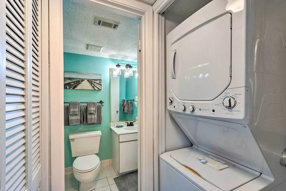 Half-Mi to Beach Access: Sunny Miramar Villa