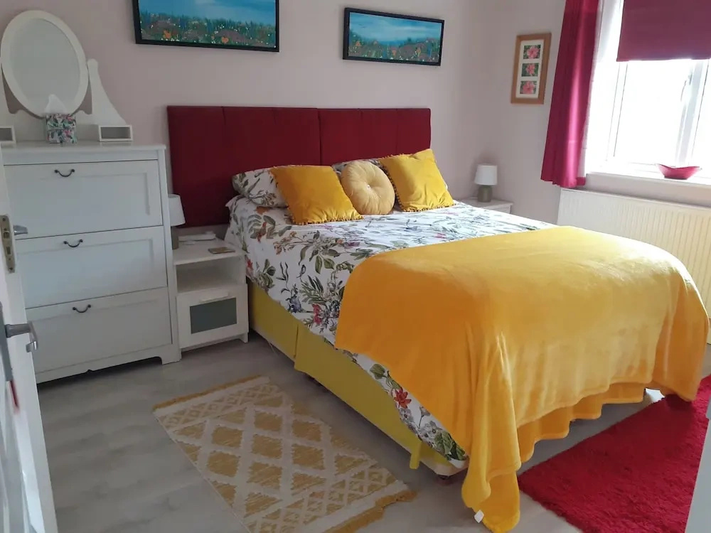 1-bed Seaside Retreat - Sleeps 2, Parking & Garden
