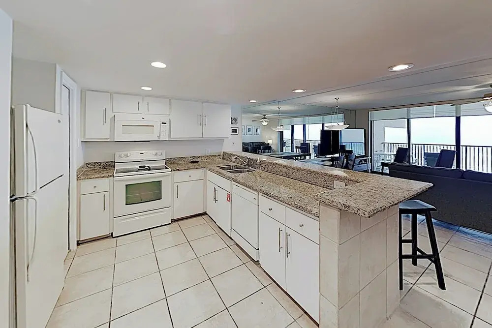 10th-floor 3BR Beachfront Condo w/ Views & Pool