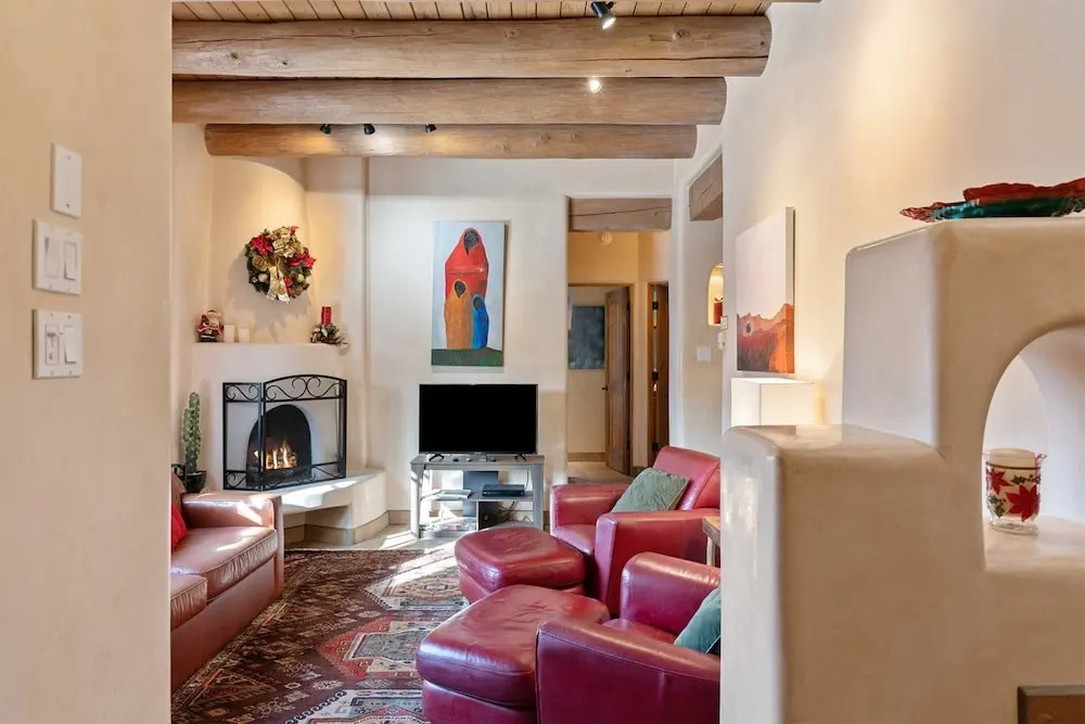 Art Haven - Stylish Southwestern Comfort, Walk to The Plaza