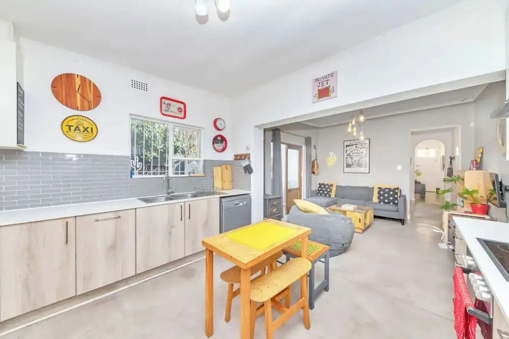 Modern and Stylish 2 BD House in Claremont