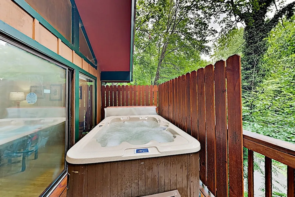 Mountain Echoes : Hot Tub & Home Theater! 2 Bedroom Cabin