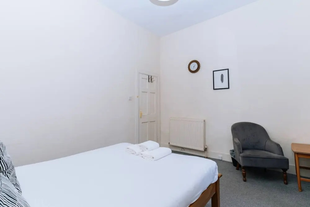 Bright High-ceiling 2BD Flat - Central Edinburgh!